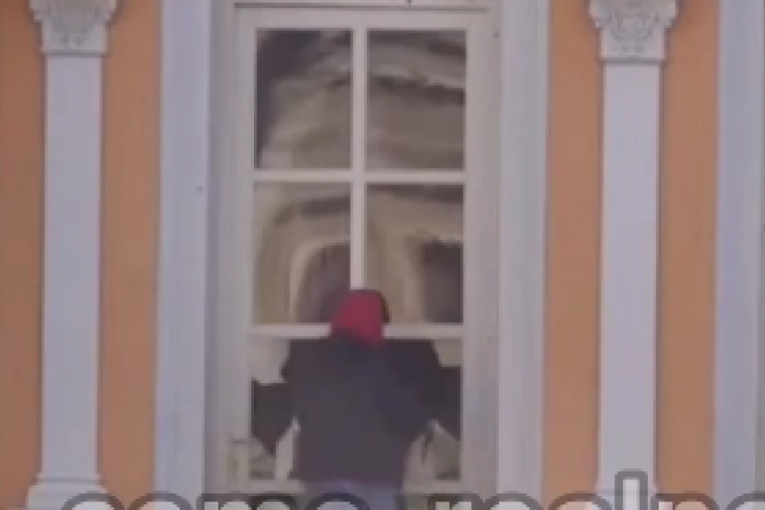 Nenad Macanović Bebica lupa glavom o staklo