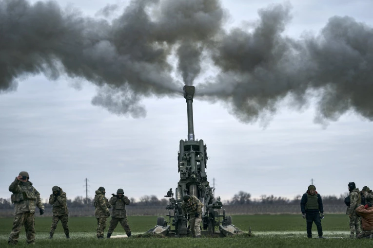 ODJEKUJU EKSPLOZIJE U MARIJUPOLJU: Masovno raketiranje 100 kilometara od fronta (VIDEO)