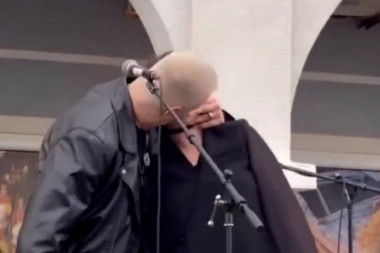 ĐORĐE DAVID POLJUBIO KOLEGINICU NASRED BINE! Pevačica vrištala nakon rokerovog šok poteza, publika gledala SA NEVERICOM! (VIDEO)
