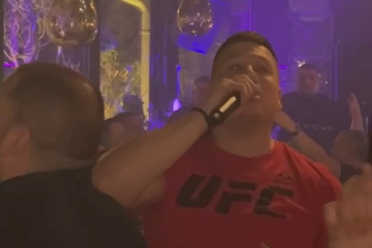 Sloba Radanović peva patriotske pesme na proslavi povodom rođenja sina