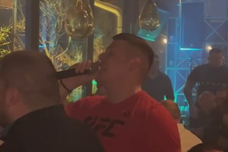 Sloba Radanović peva patriotske pesme na proslavi povodom rođenja sina