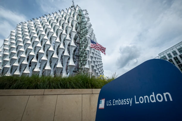LJUDIMA REKLI DA SE DRŽE DALJE OD PROZORA: Kraj drame u Londonu - ambasada SAD bila pod blokadom, policija i psi tragači bili na terenu