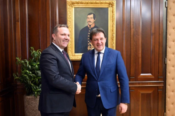 MINISTAR GAŠIĆ I SPASOVSKI POTPISALI PROTOKOL O NAČINU OBAVLJANJA GRANIČNIH PROVERA NA PRELAZU LOJANE-MIRATOVAC (FOTO)