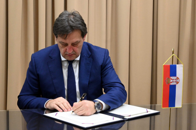 Ministar Gašić potpisuje Protokol