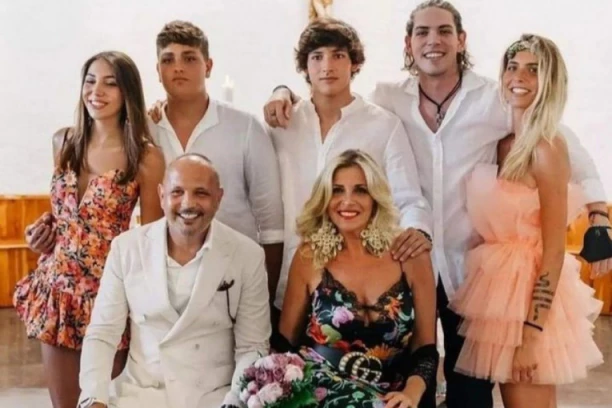 MIHINA ĆERKA DOBILA JEZIVE PORUKE POSLE SMRTI OCA! Virdžinija na udaru: Vidi koliko je boli, već je našminkana i nasmejana!