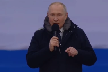 SLAVLJE U MOSKVI NA OBELEŽAVANJU GODIŠNJICE RATA! Putin drži govor, a dele se čaj i kobasice! (FOTO, VIDEO)