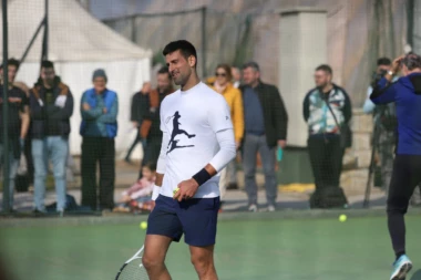 UMRLI OD SMEHA: Đoković se NAŠALIO sa novinarima - oni pali u TRANS! (VIDEO)