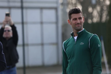 ORIGINALNO, NEMA ŠTA: Novak Đoković dobio POSEBAN poklon za istorijski uspeh! (FOTO)