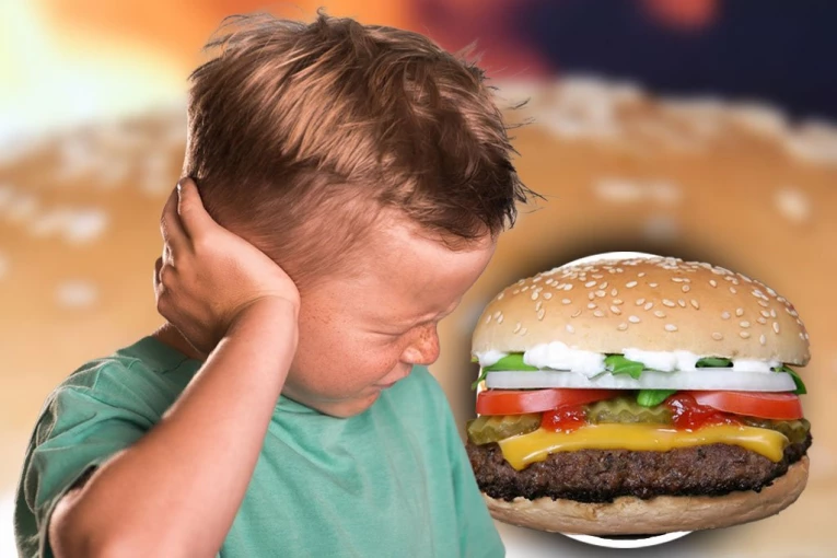 DEČAK POJEO HAMBURGER PA DOBIO NESNOSNE BOLOVE U UHU! Lekari danima nisu uspeli da ih ublaže, a onda su otkrili JEZIVU STVAR!