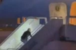 MODRICA POSRED ČELA! Pogledajte kako izgleda Džo Bajden nakon poslednjeg PADA UZ STEPENICE AVIONA!  (VIDEO/FOTO)