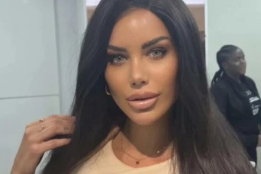 IVA GRGURIĆ ZAGRMELA U MINIJATURNOM BIKINIJU: Bivša zadrugarka izbacila BUJNO POPRSJE, grudi samo što nisu ispale! (FOTO)