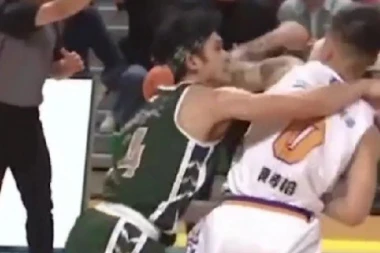 BRUTALNA TUČA NA PARKETU! Sevale pesnice, nije se znalo KO KOGA UDARA! NBA zvezda sve IZNENADILA! (VIDEO)