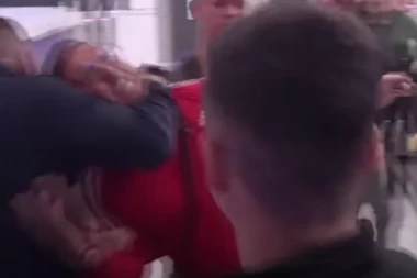 KRŠ I LOM U BELOJ KUĆI! Blizanci Lazić ušli u klinč sa Zvezdanom, Pecu dohvatili za GUŠU, on počeo da KRKLJA!  (VIDEO)