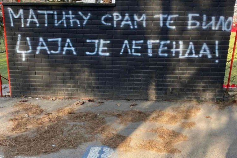 Poruke Matiću na stadionu Jedinstva