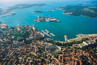 DRAMA NA OMILJENOM LETOVALIŠTU NA JADRANU! Urušio se krov, povređeno ŠESTORO TURISTA!