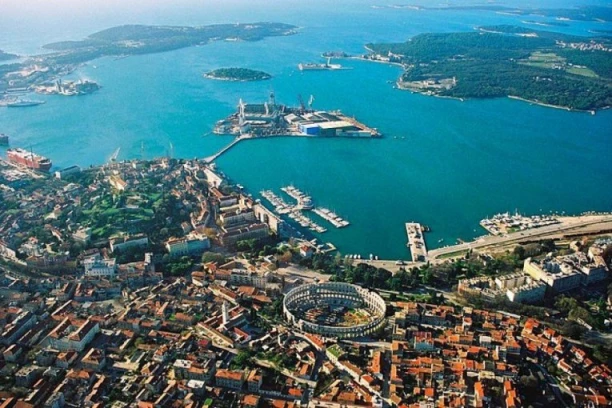 DRAMA NA OMILJENOM LETOVALIŠTU NA JADRANU! Urušio se krov, povređeno ŠESTORO TURISTA!