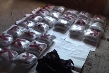 VELIKA ZAPLENA DROGE I ORUŽJA U NOVOM SADU: U stanu krio marihuanu, samostrel i municiju