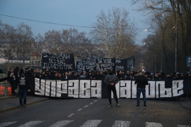 NEMA GDE IGLA DA PADNE: Grobari SUROVO protestuju protiv uprave FK Partizan (VIDEO, FOTO)