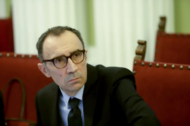 EVO KO JE UZEO NAŠE MILIONE: SAMO ZA BONUSE OLJI I KOSJERINI PO 10.000 EVRA! Čovek koji je demaskirao veliku pljačku na Javnom servisu iznosi nova otkrića