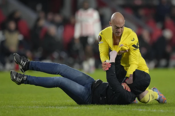 SKANDAL U HOLANDIJI: Navijač PSV-a uleteo na teren i NAPAO srpskog golmana - Dmitrović ga RESETOVAO! (VIDEO)