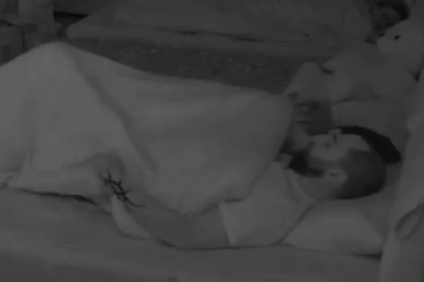 ANĐELA UBACILA U PETU BRZINU! Crnogorka mota rukom kao menjačem, dovela Zvezdana do vrhunca pred punom sobom! (VIDEO)