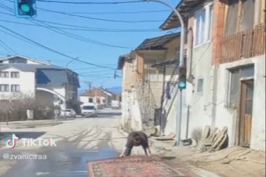 OVO SAMO U SRBIJI IMA! Žena zaustavila saobraćaj u Surdulici, nasred ulice RADI OVO! (VIDEO)