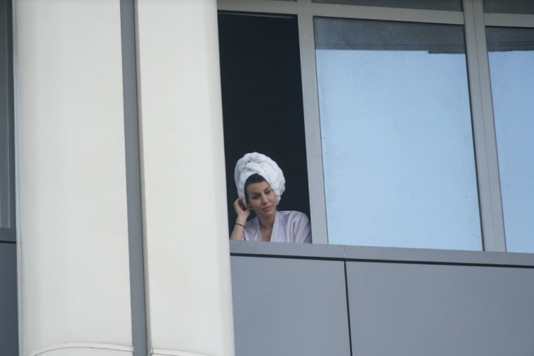 Jelena Radanović se pojavila na prozoru porodilišta