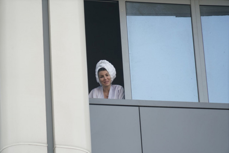 Jelena Radanović se pojavila na prozoru porodilišta
