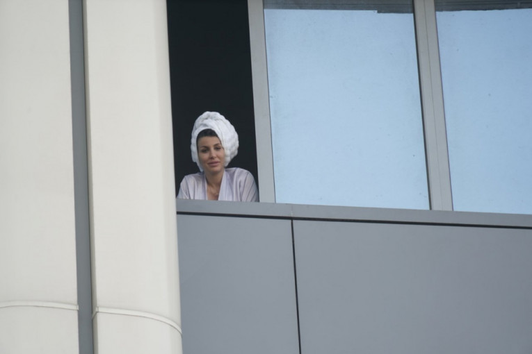 Jelena Radanović se pojavila na prozoru porodilišta