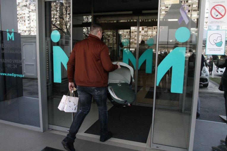 Sloba Radanović stigao po sina Damjana i suprugu Jelenu u porodilište na Novom Beogradu