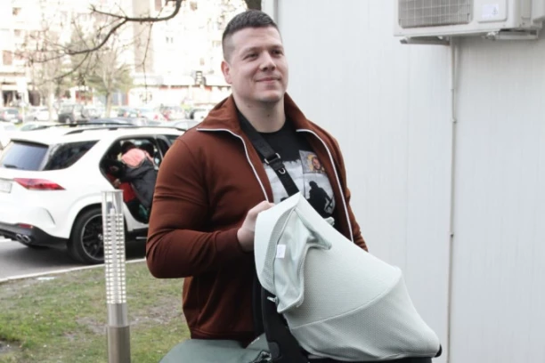 SLOBA STIGAO PO SINA I SUPRUGU U PORODILIŠTE! Radanović ne skida osmeh sa lica, evo šta je spremio za svog naslednika! (FOTO)