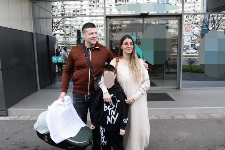 Sloba Radanović sa suprugom Jelenom ispred porodilišta
