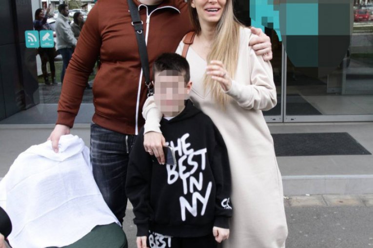 Sloba Radanović sa suprugom Jelenom ispred porodilišta