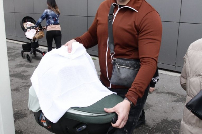 Sloba Radanović sa suprugom Jelenom ispred porodilišta