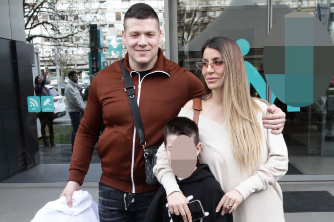 Sloba Radanović sa suprugom Jelenom ispred porodilišta