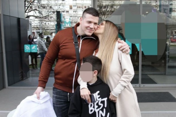 PRVE FOTOGRAFIJE SLOBE RADANOVIĆA SA JELENOM I SINOM! Pevač izveo suprugu i naslednika iz porodilišta, emotivan prizor će vas raznežiti! (VIDEO)