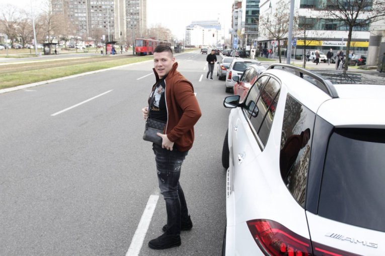 Sloba i Jelena Radanović sa bebom ispred porodilišta