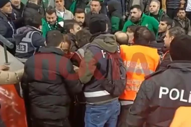 TOTALNI HAOS U TURSKOJ: Organizovali humanitaran meč u čast žrtava zemljotresa - navijači se POTUKLI na tribinama! (VIDEO)