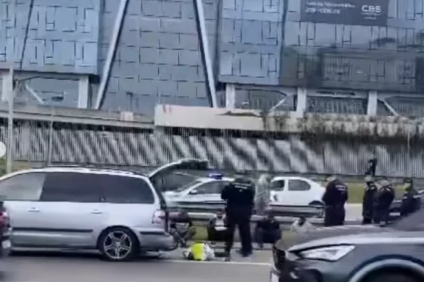 UHAPŠENI BUGARI NA AUTO-PUTU KOD ARENE! Policija dobila dojavu da pucaju na autobus, svi pohapšeni!