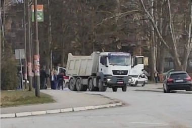 ŽENA NASTRADALA DOK JE GURALA BEBU U KOLICIMA! Detalji stravične nesreće u Lučanima! MAJKA GLEDALA DOK JOJ ĆERKA GINE!