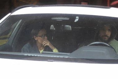 ŠOK PAPARACO! Prija uhvaćena sa Filipom u centru prestonice, krili se u kolima, a ovaj detalj nam nije promakao!