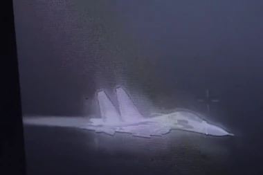 DRAMA IZNAD JUŽNOG KINESKOG MORA! Kineski borbeni avion pratio američku letelicu: Ne približavajte se ili snosite odgovornost! (VIDEO)