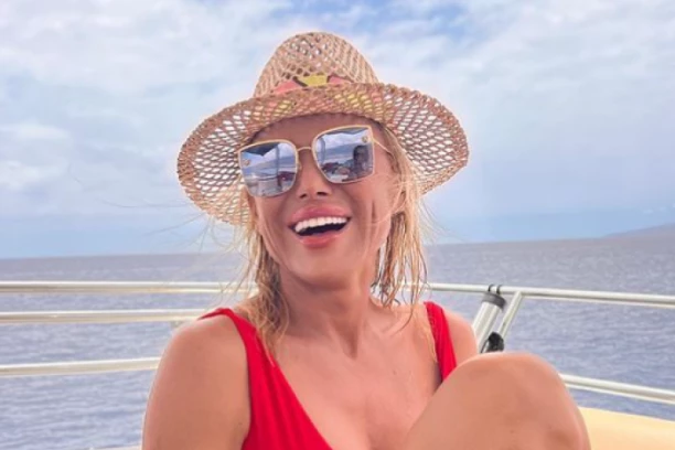 NAJBOGATIJA BOSANKA DOBILA 150 MILIONA DOLARA OD SUPRUGA PA NAŠLA 16 GODINA MLAĐEG: Atraktivna Sanela ostavila Britanca i zaljubila se u njega (FOTO)