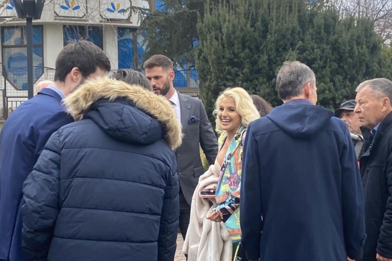 Sara Reljić sa dečkom na svadbi brata Filipa