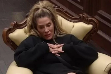 ANA OTKRILA ZADRUGARIMA DA JU JE ZVEZDAN PLJUNUO TOKOM NOĆI: Svi zgroženi ponašanjem Slavnića! (VIDEO)