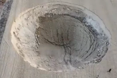 MISTERIOZNI KRATER U TURSKOJ USPLAHIRAO MEŠTANE: Oglasili se stručnjaci, evo KAKVE veze ima sa zemljotresom! (VIDEO)