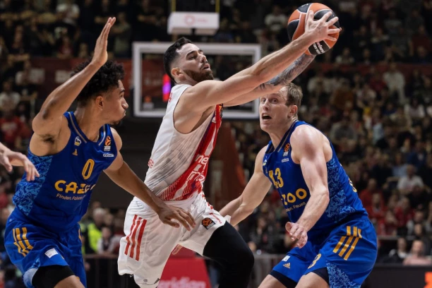 PLJAČKAJU, NA BOGA NE MISLE! Sudije opet oštetile Zvezdu u Evroligi