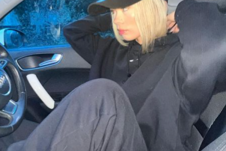 Eli u automobilu nakon što je položila vožnju