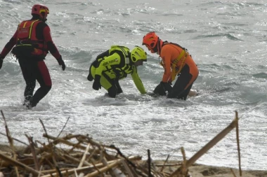 UŽAS U ITALIJI! Potonuo brod sa 250 migranata: Spašeno samo pedesetak, tela žrtava isplivavju na obalu!