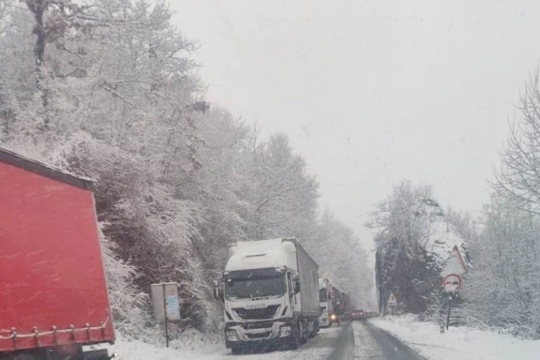 VOZILO SLETELO SA PUTA KOD PRIJEPOLJA: Za teretna vozila preko Borove Glave i Debelog Brda ZABRANJEN saobraćaj (FOTO)